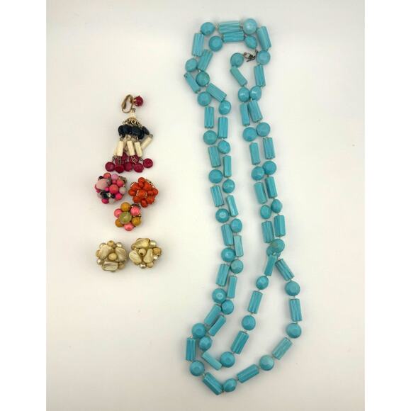 Vintage Signed Hong Kong Mixed Jewelry Lot Cluster Clip Ons And Necklace - Picture 1 of 7